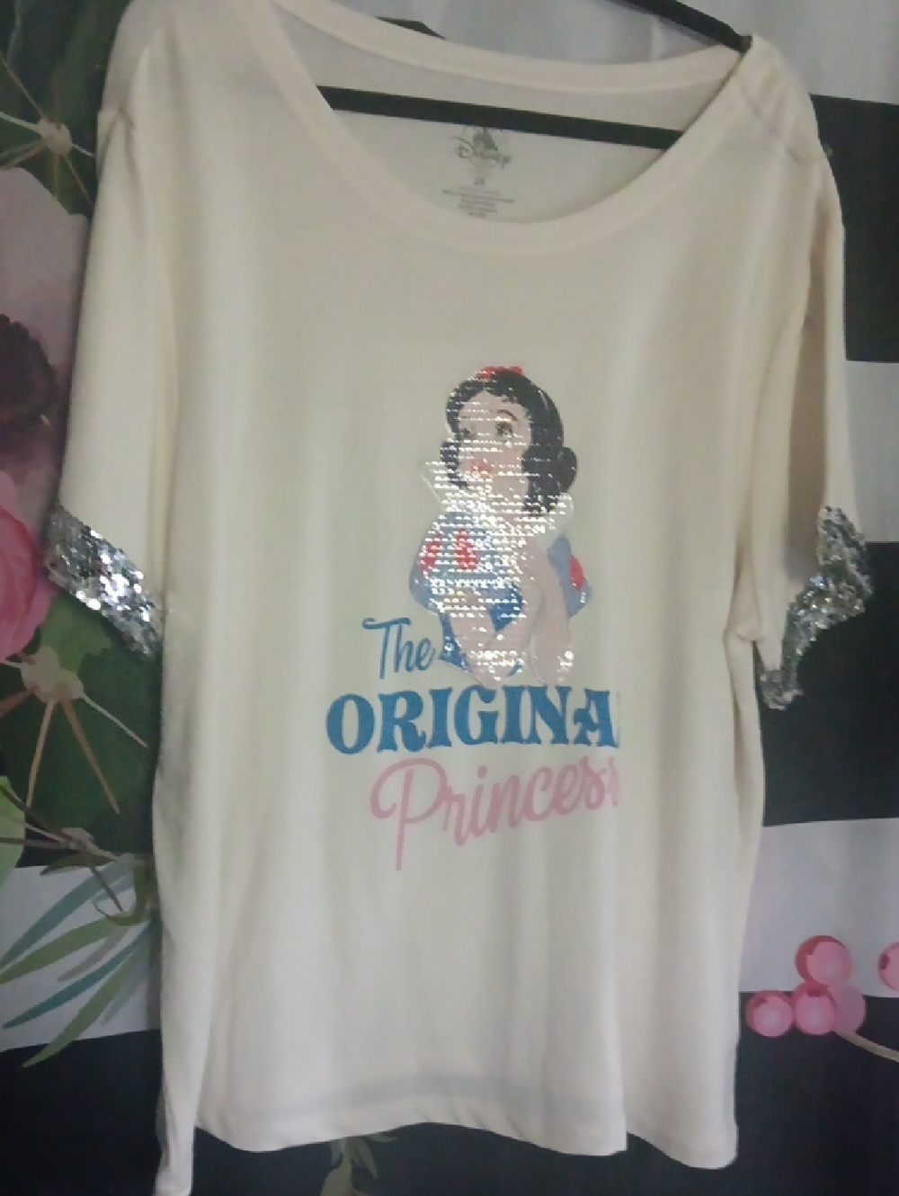 Disney White Snow White Sequin Sleeve Short Sleeve Tee